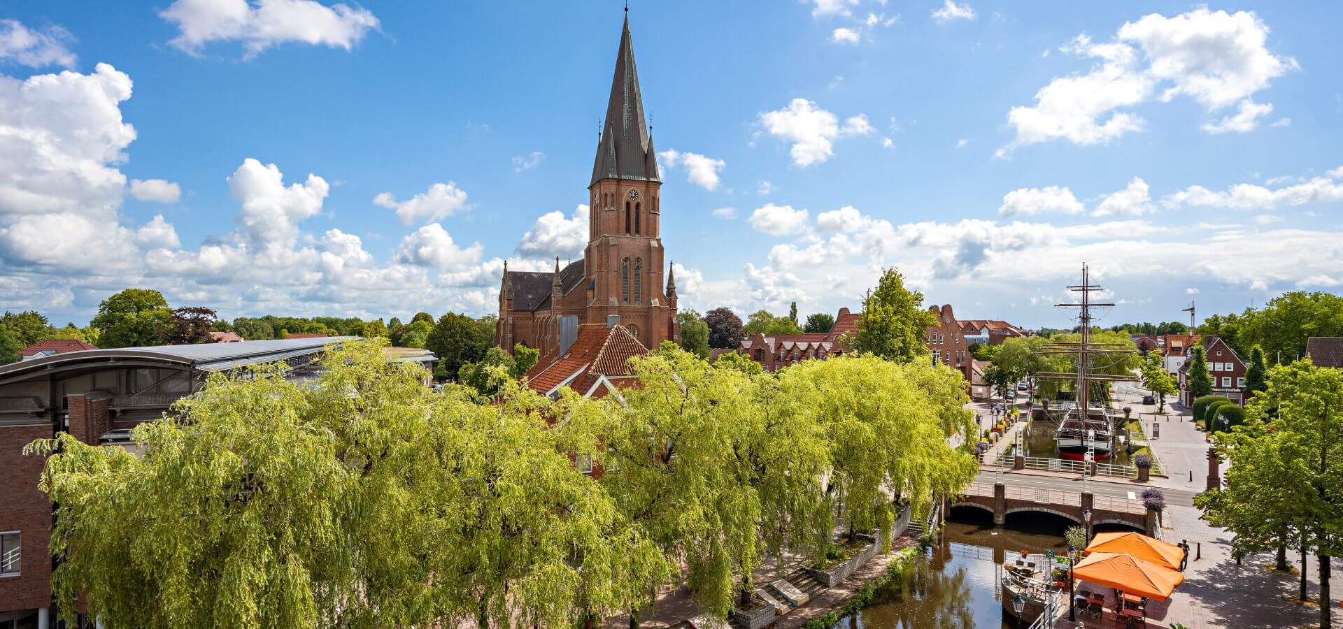 Blick über den Hauptkanal, die Brigg und die Kirche