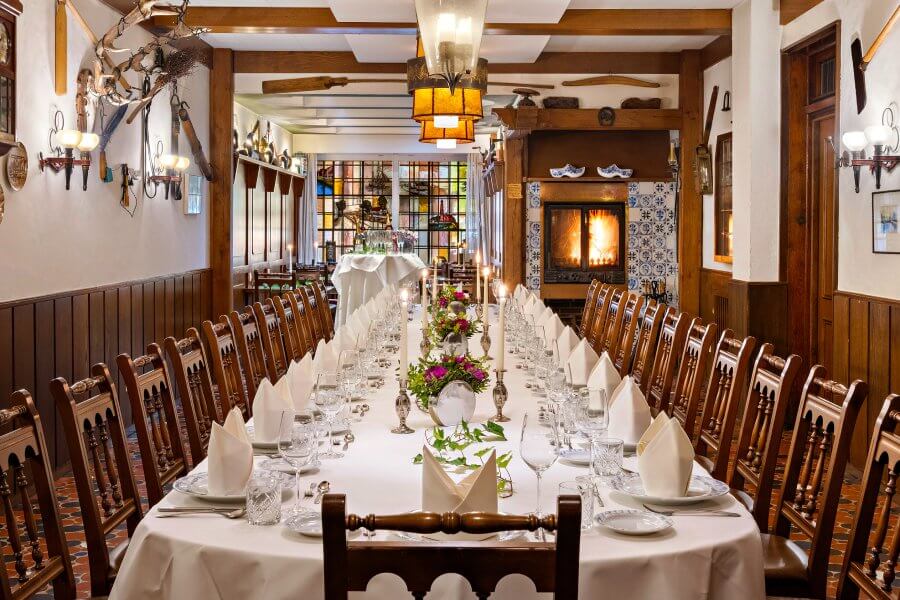 Lange Tafel gedeckt und dekoriert mit Kerzen und Blumen