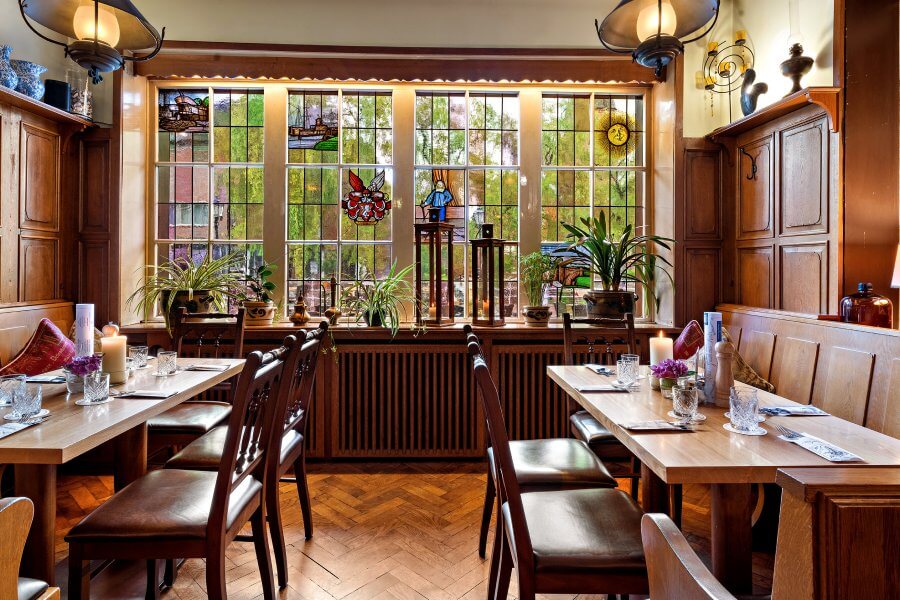 Altes-Gasthaus-Kuhr-Hotel-Papenburg-Emsland-Restaurant-Tisch-1-2