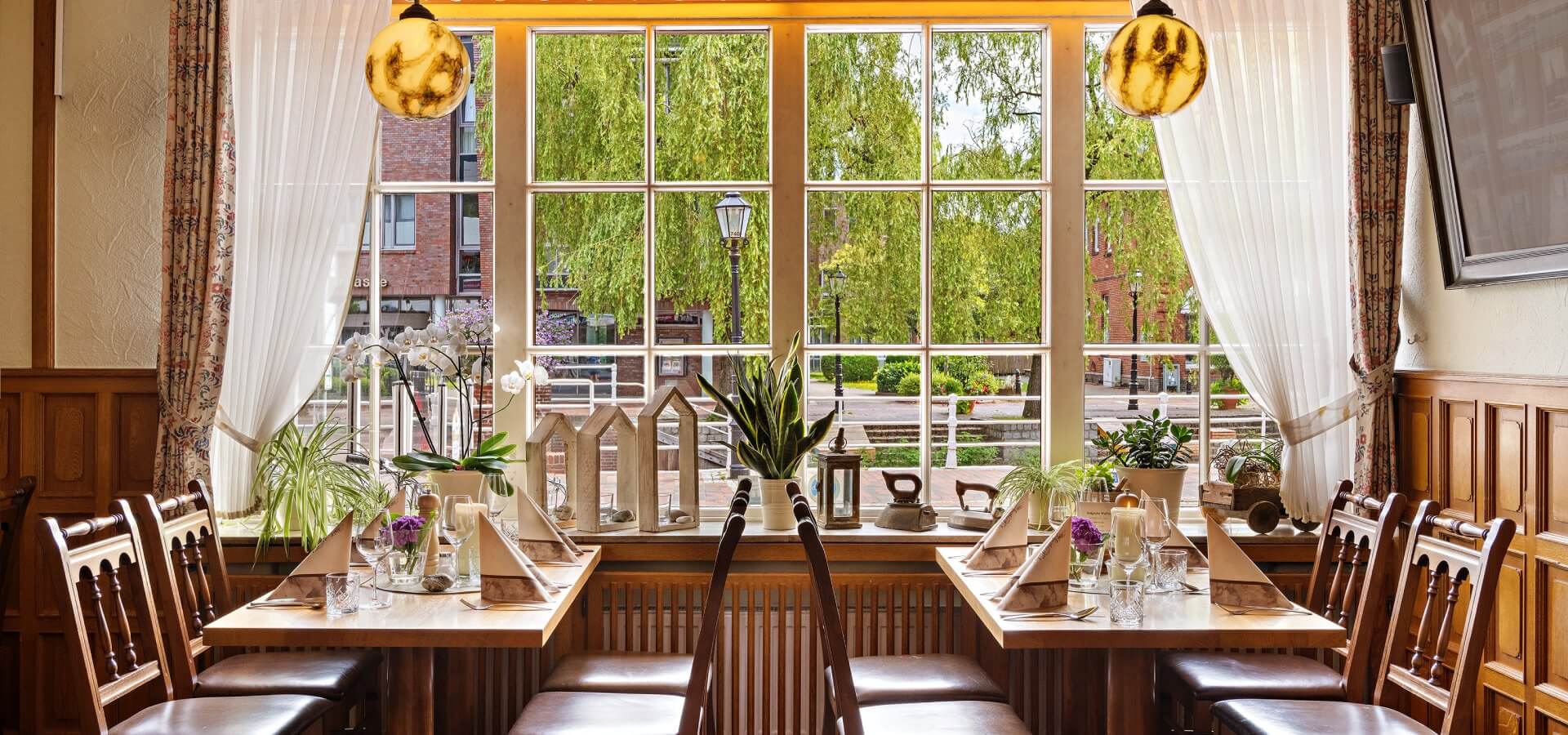 Zwei Gruppentische am großen Fenster mit Blick auf den Hauptkanal