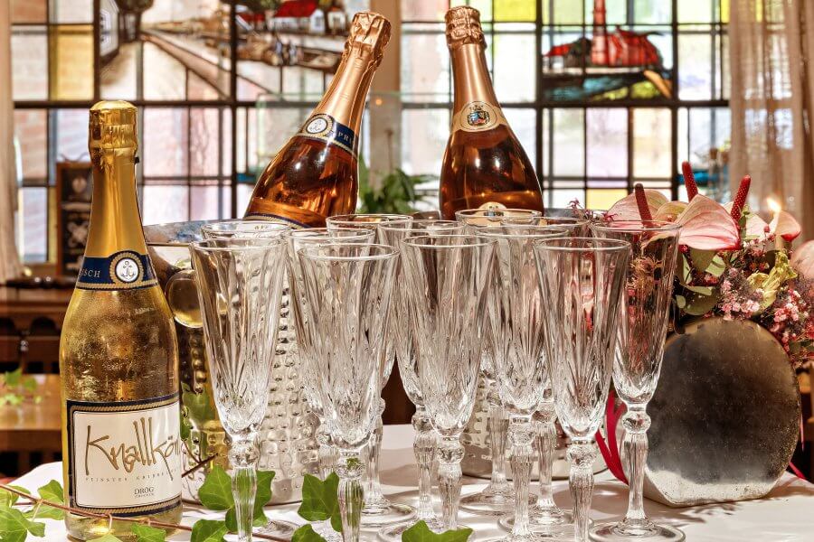 Sektflaschen und Sektgläser angerichtet für eine Feier