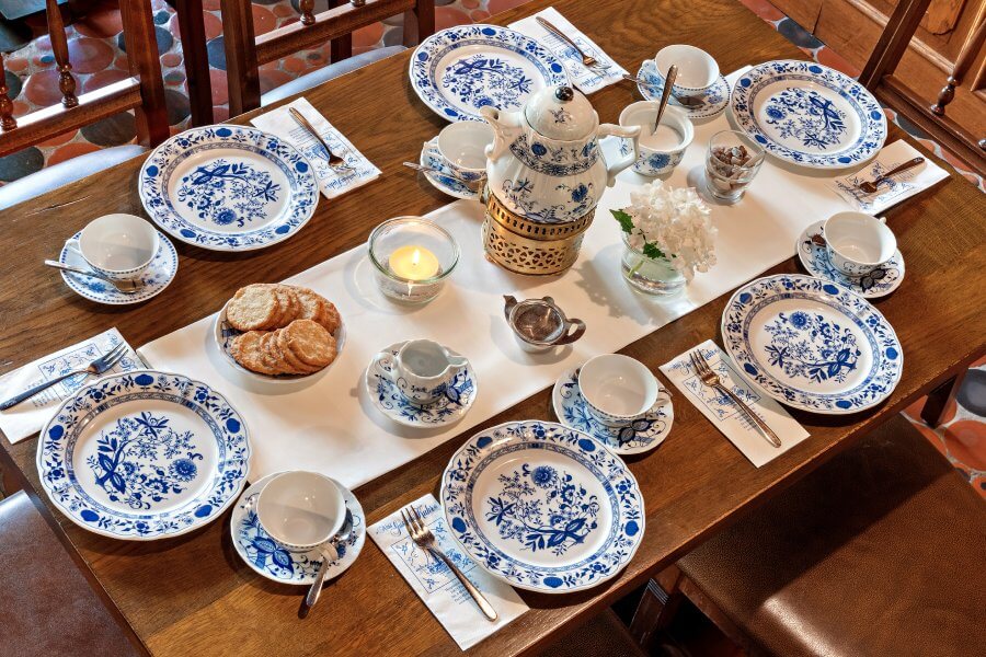 Gedeckter Tisch für Kaffee und Kuchen mit rustikalem Porzellan