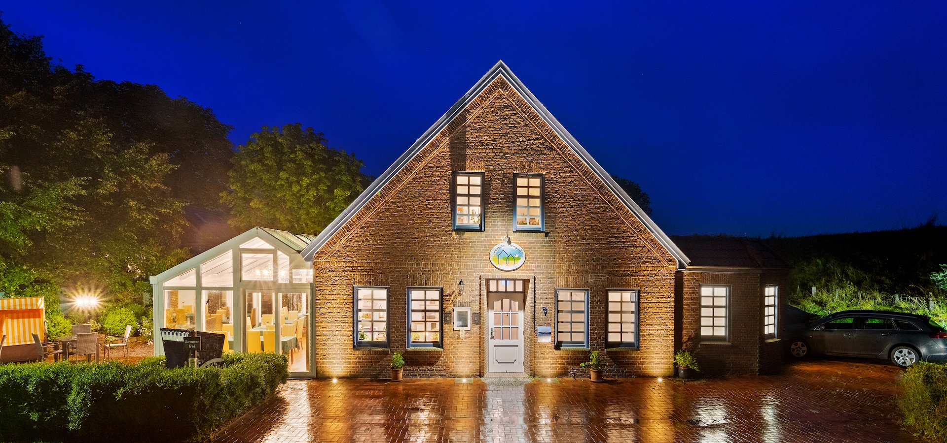 Frontansicht auf das Hotel bei Nacht