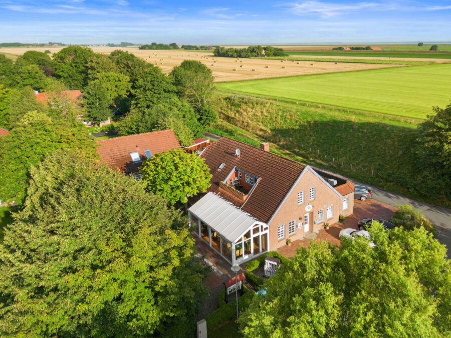 Flugansicht auf das Hotel Deichinsel mit Blick auf den Wintergarten