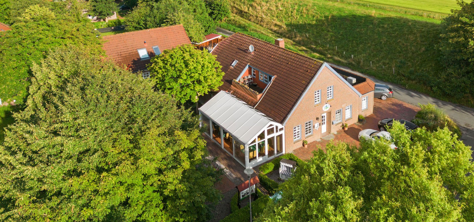 Flugansicht auf das Hotel Deichinsel mit Blick auf den Wintergarten