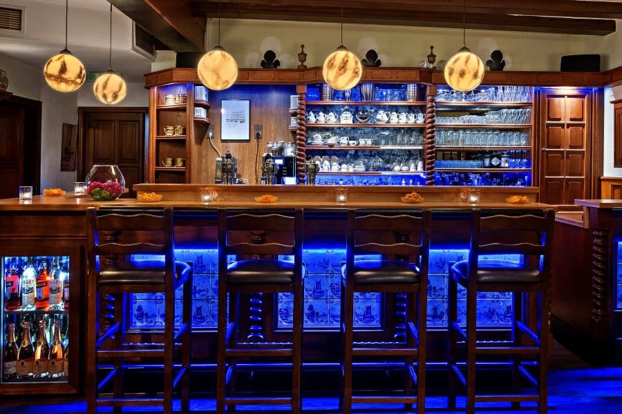 Beleuchtete Bar mit dekorativen Lampen