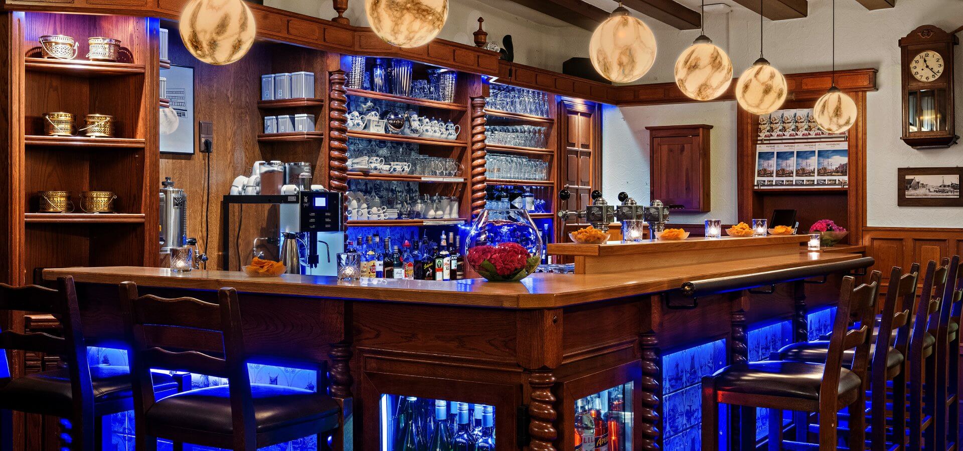 Beleuchtete Bar mit dekorativer Beleuchtung