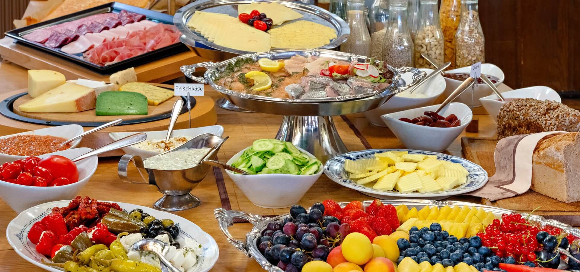 Auswahl am Frühstücksbuffet mit Antipasti, Fisch, Obst und Gemüse