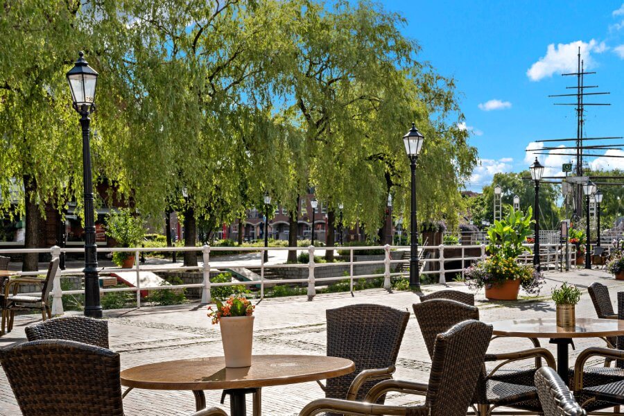 Sonnenterrasse direkt am Hauptkanal bei blauem Himmeln